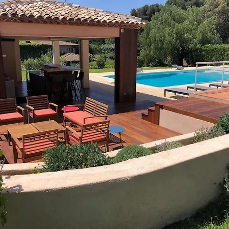Apartment Gigaro Vue Mer, Piscine, Pool House, Plage Privee.
